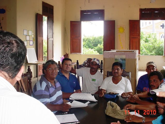 Trabajadores municipales conversan con el alcalde